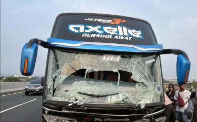 Viral! Penampakan Bus PO Haryanto Usai Tabrak Mobil Pajero Sport di Tol Semarang-Batang