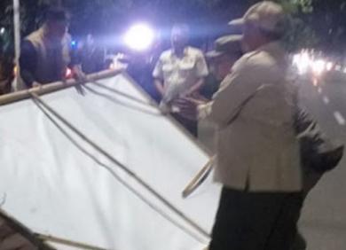 Masuki Masa Tenang, Satpol PP DKI Bersihkan Alat Peraga Kampanye