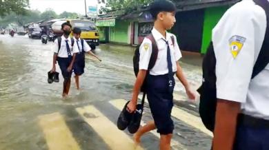 Derita Pelajar Desa Modongan Mojokerto saat Banjir Datang di Musim Penghujan