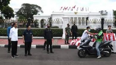Jokowi Kembali Bagi-bagikan Sembako di Depan Istana
