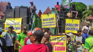 Ratusan Tukang Sampah di Sidoarjo Geruduk Kantor Bupati, Ada Apa?