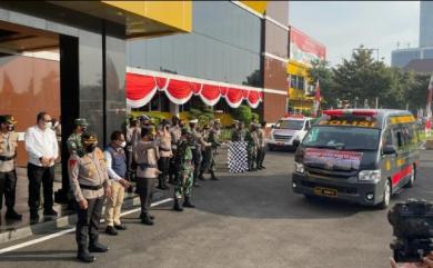 Kapolda Jatim Launching 29 Ambulance Vaksinasi Presisi Door To Door