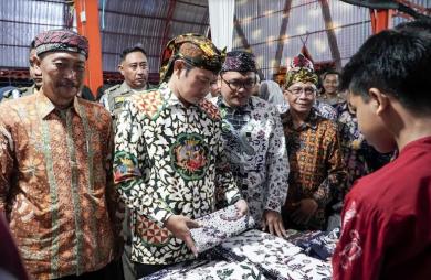 Bupati Lamongan Launching Tiga Motif Batik Milik Desa Sendangagung