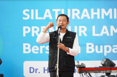 Bupati Lamongan Serahkan Ribu Sertifikat Halal Kepada Pelaku UMKM