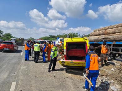 Kecelakaan Maut Mobil Elf dan Truk Trailer di Tol Kebomas Gresik